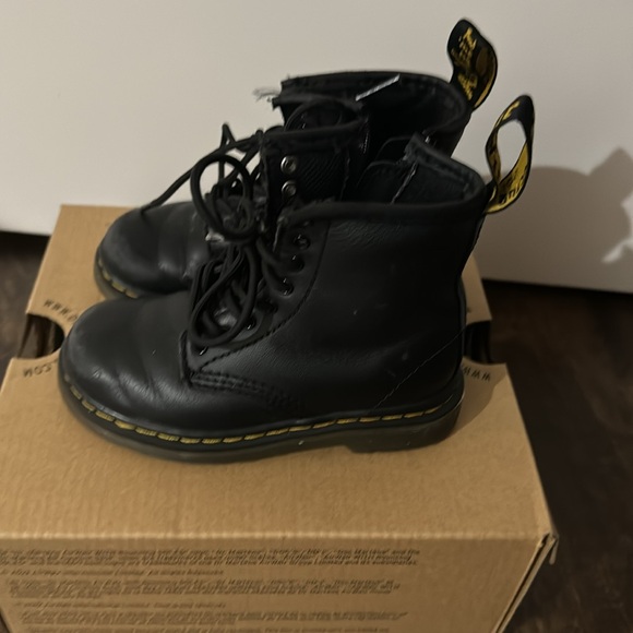 Dr Martens toddler boot - Picture 2 of 4